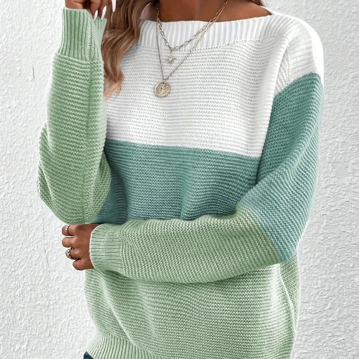 diane-classic-cashmere-turtleneck-sweater-img3.webp